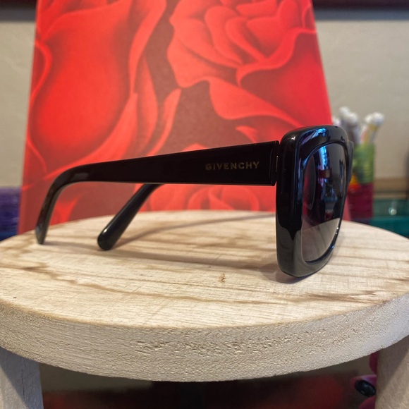 Givenchy - Picture 3 of 9